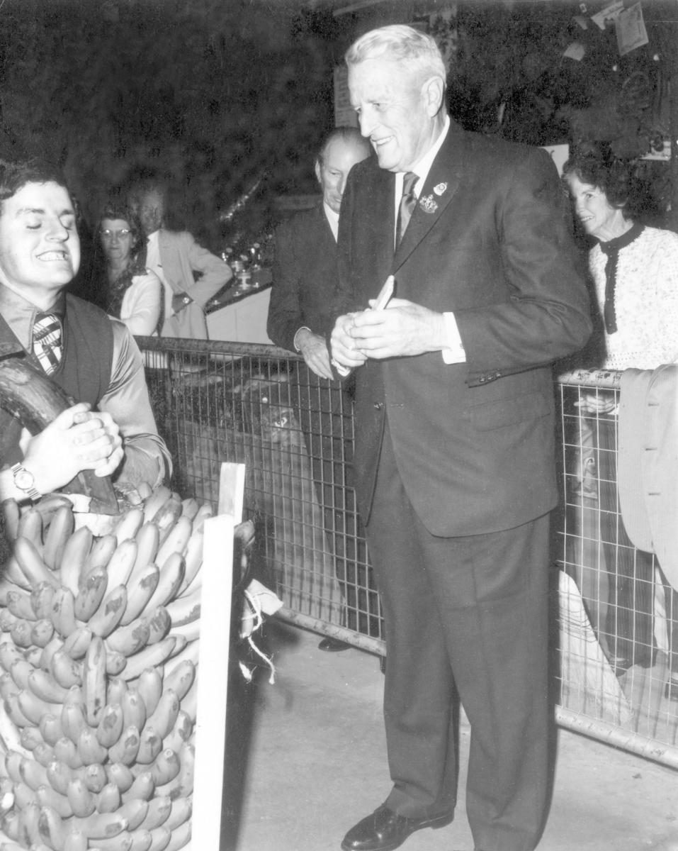 Banana lifting contest judged by Sir Francis Nicklin at the Royal National Show, Brisbane, August 1972, Bowen Hills