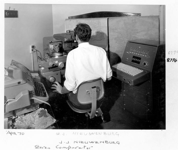 Stereo comparator [Survey Office, Cartographic Section, Brisbane], April 1970