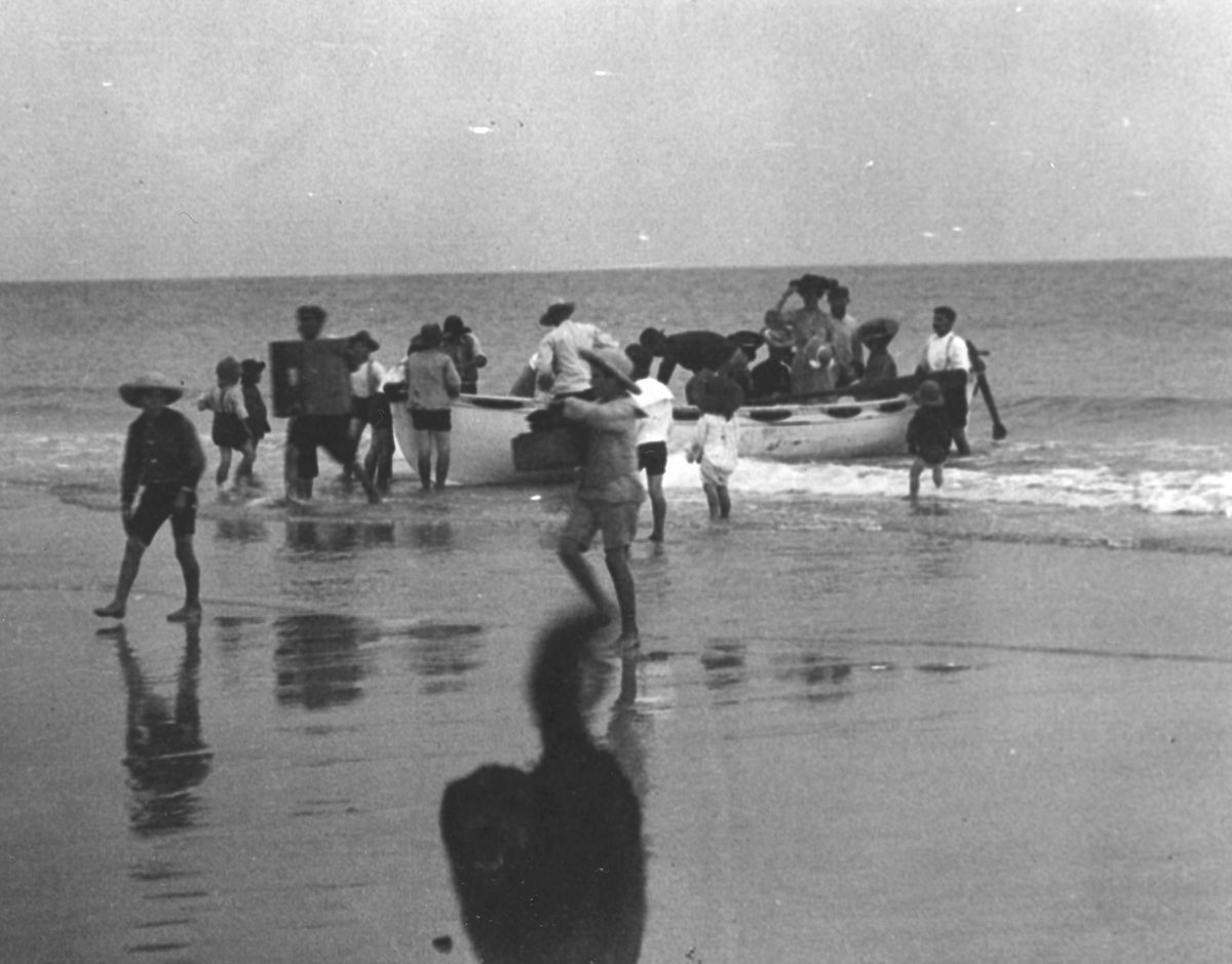 Group of people disembarking a boat at Bulwer on Moreton Island, Queensland, 1906