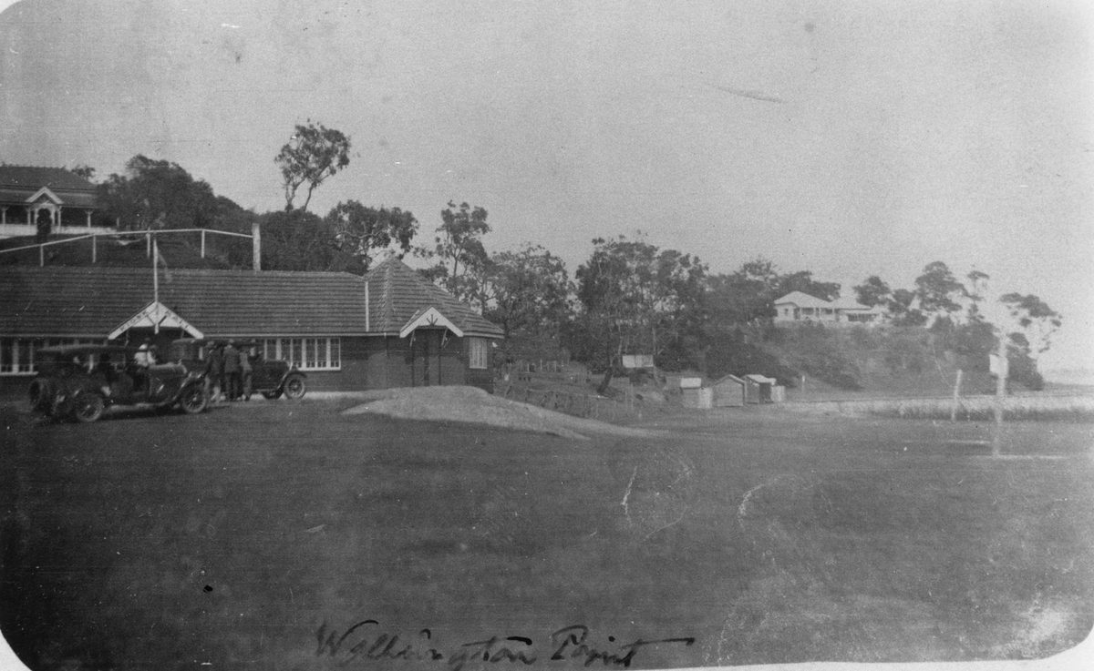 Visitors arrive by motor vehicle at the Kiosk, Wellington Point, 1927