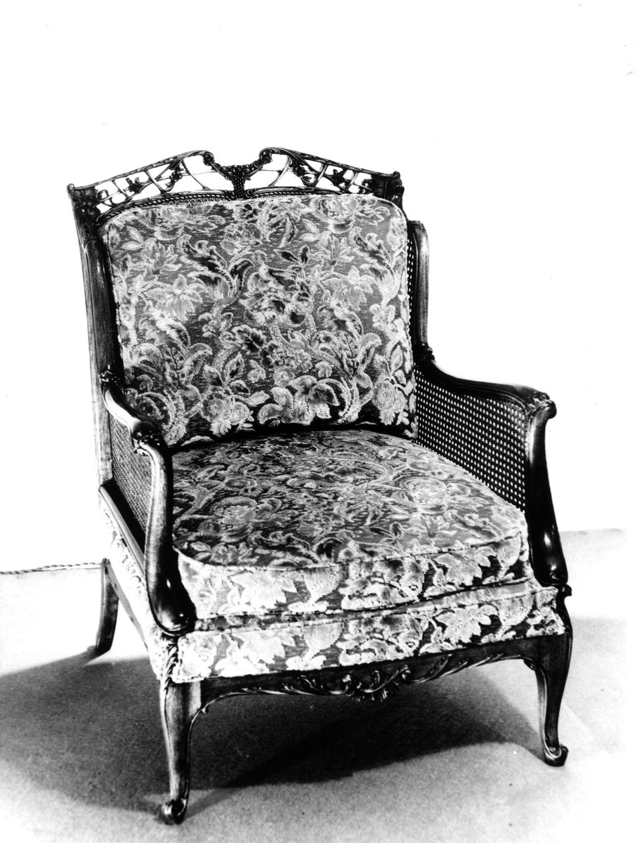 Upholstered easy chair built by Ed. Rosenstengel, 524 Brunswick Street, Fortitude Valley, Brisbane (1934)