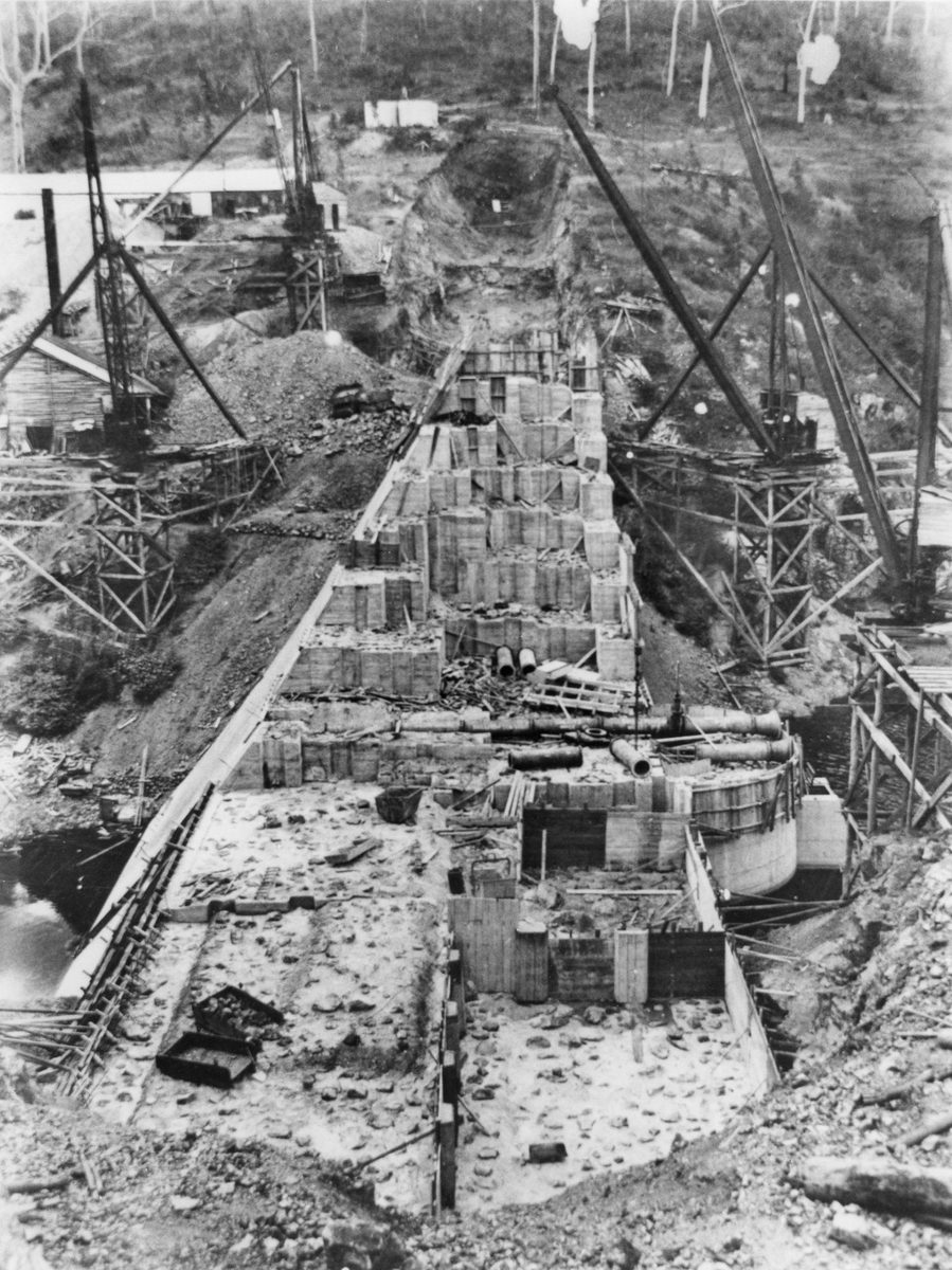 Dam wall under construction, Lake Manchester, 1916, Mount Crosby