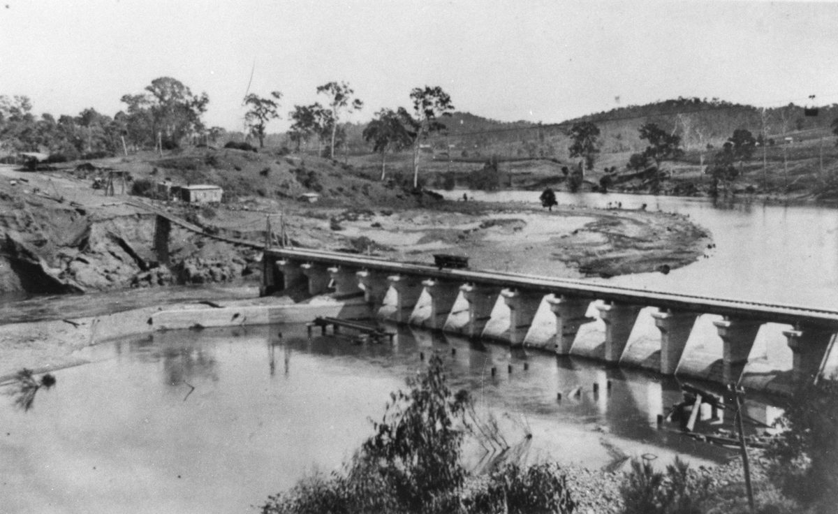 Sections of the weir and bridge washed away in the 1927 flood, Mount Crosby, Brisbane district, Queensland