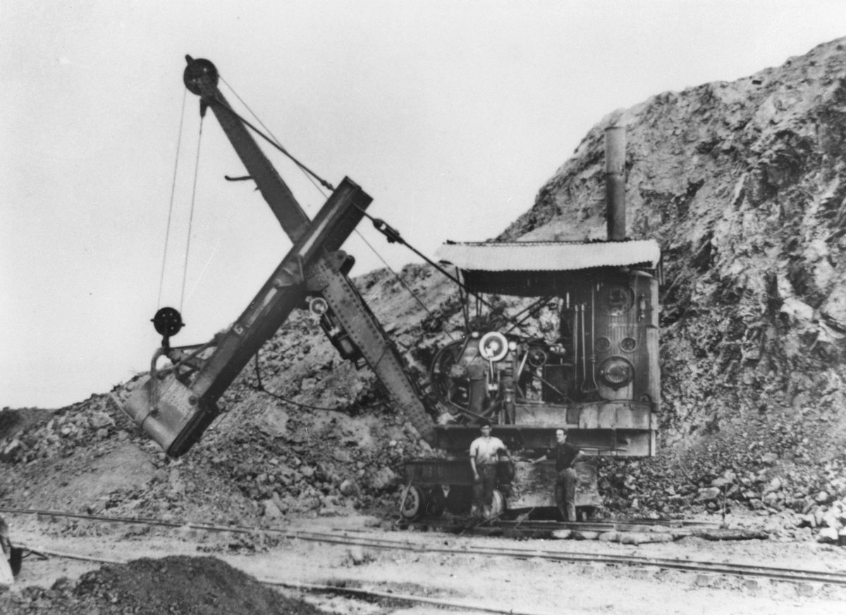 Steam shovel used to construct Holts Hill filters at Mount Crosby, 1931