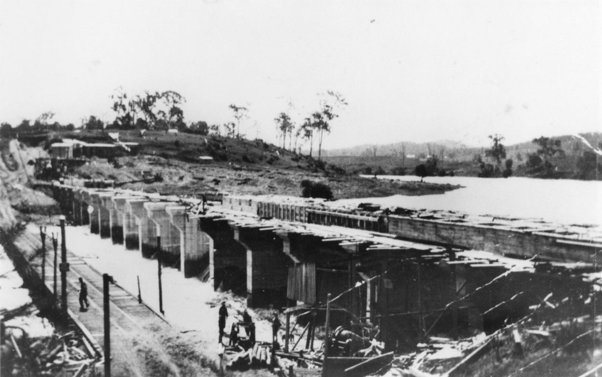 Weir and bridge over the Brisbane River at Mount Crosby, 1926