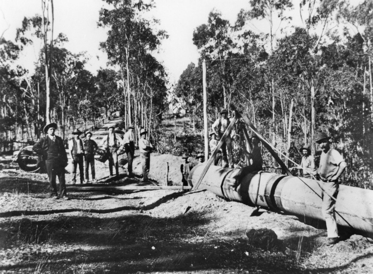 Workmen laying water pipes along Mount Crosby Road, Brisbane, Queensland, 1920, Brisbane City