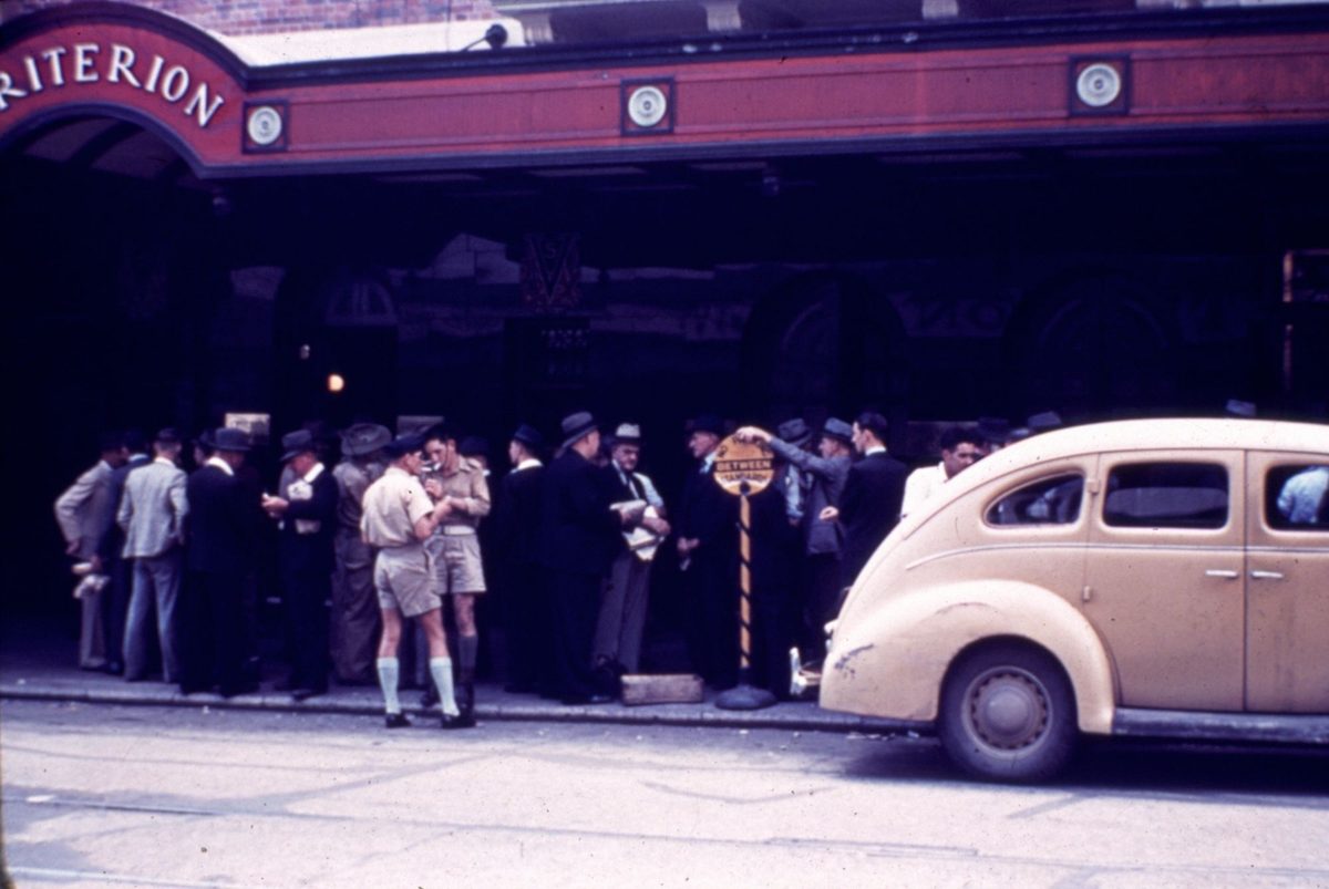 Crowd of people including soldiers outside the Criterion Hotel in Brisbane, 1942