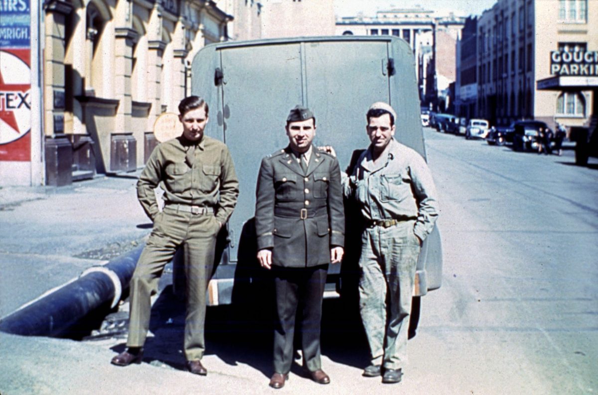 American Lieutenant Mark Muller with G.I.s in Charlotte Street, Brisbane, 1942, Brisbane City