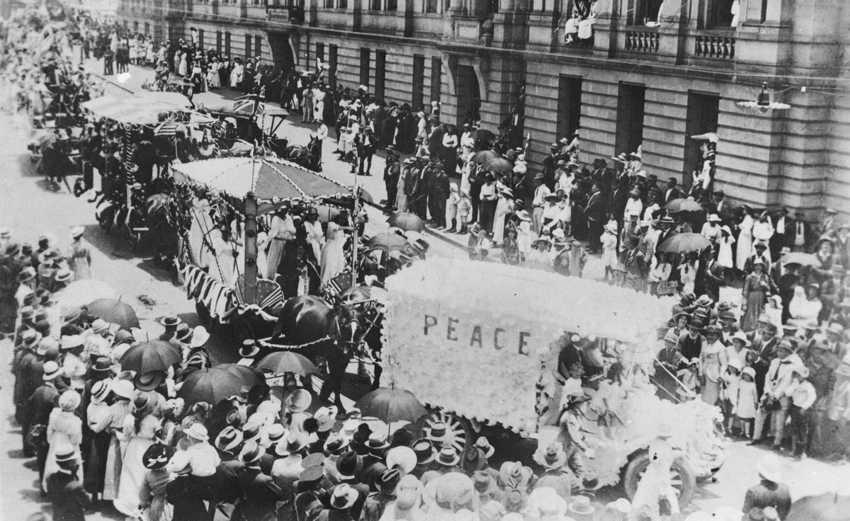 Procession floats in Brisbane on Peace Celebration Day, 1919