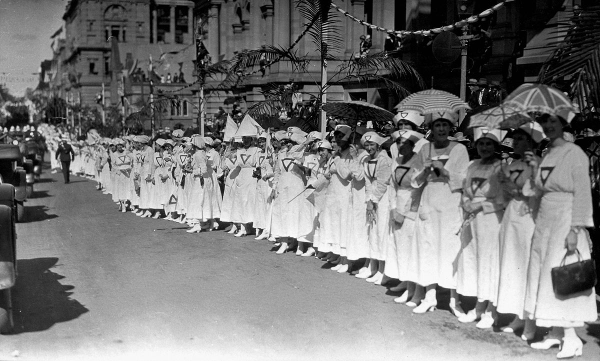 Women war workers waiting to welcome the Prince of Wales, on his arrival in Brisbane in July 1920