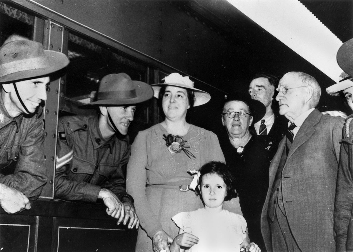 Families saying farewell to their soldiers at Brisbane, 1940