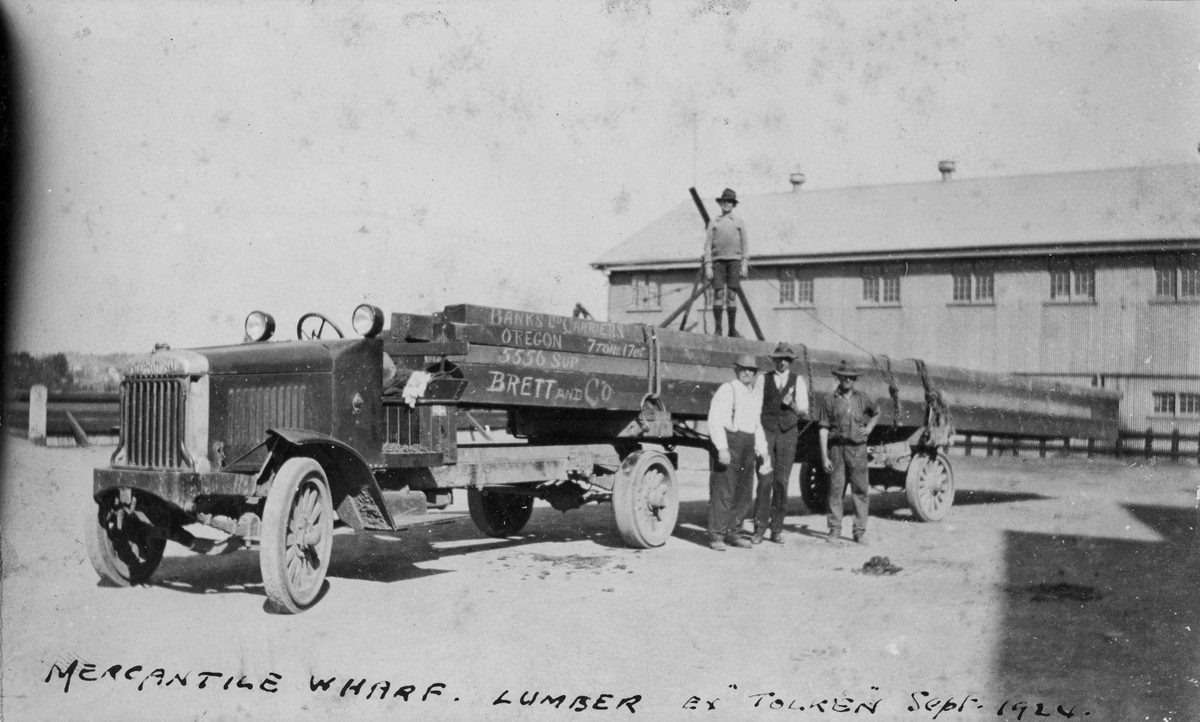 Unloading timber at the Mercantile Wharf, Bulimba, 1924