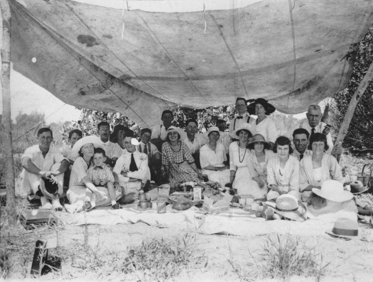 Picnic for employees at Hercules Bank, Queensland, 1923, Brisbane River Mouth