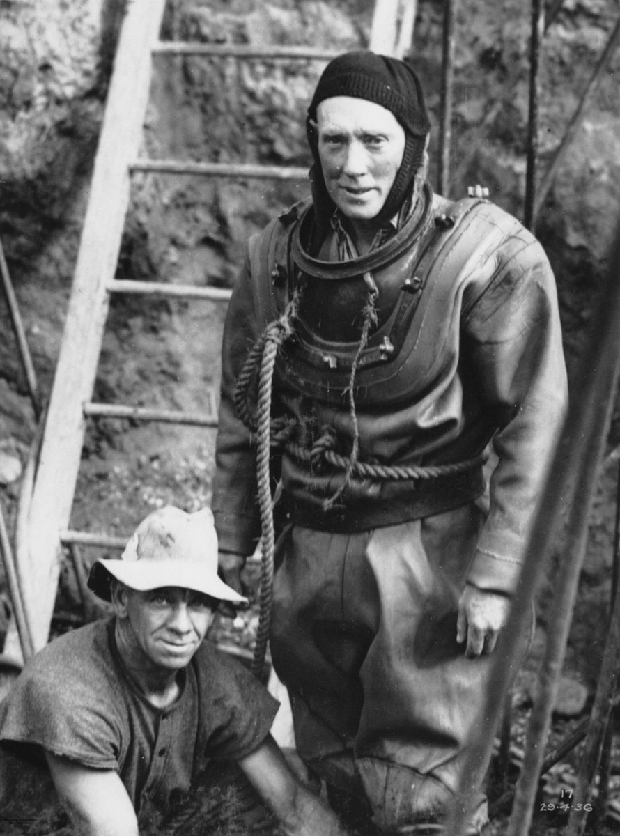 Diver preparing to inspect the foundations of the Story Bridge during construction, Brisbane, 1936, Kangaroo Point