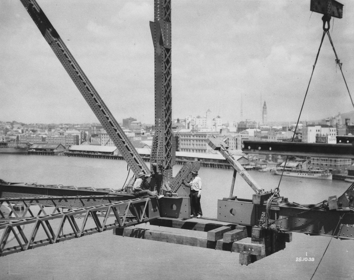 Erection of the lower spans of the Story Bridge, Brisbane, Queensland, 1939, Kangaroo Point