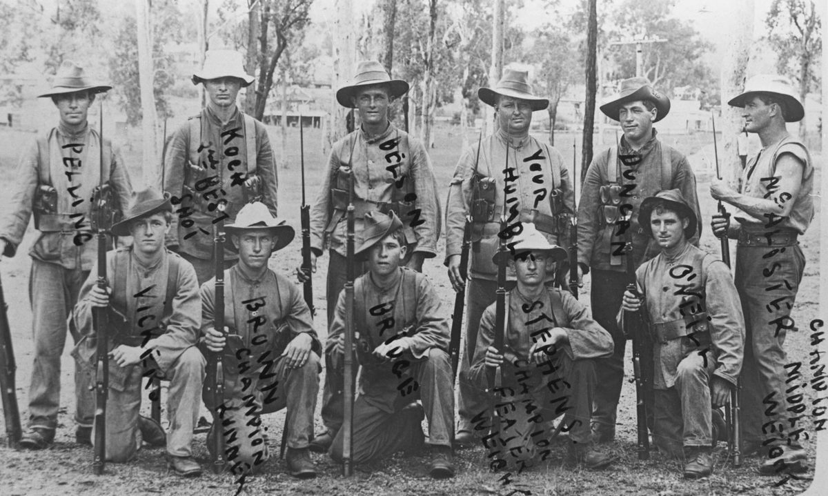 Group of armed soldiers from the 1st Queensland Reinforcements at Rifle Range Camp, Enoggera, 1918