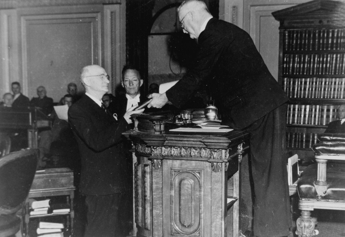 Sir John Beals Chandler taking the Oath of Allegiance, 1943, Brisbane