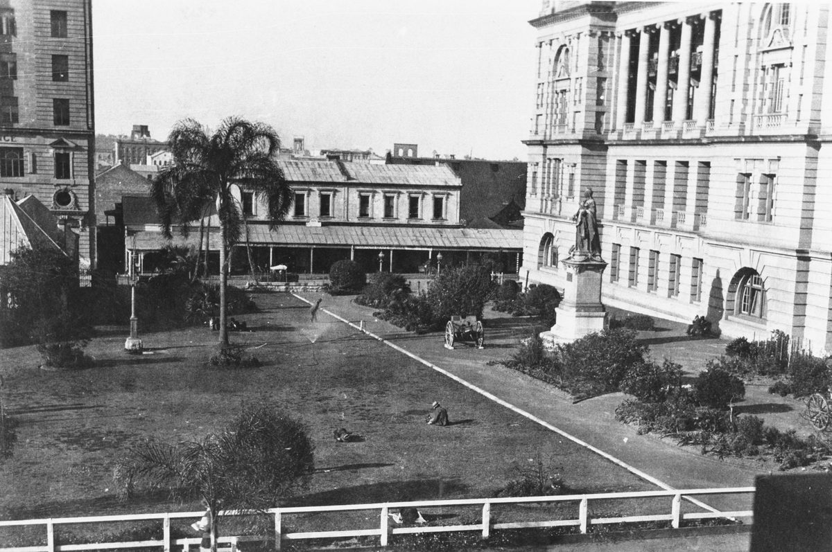 Relaxing in Queen's Park, Brisbane, 1920