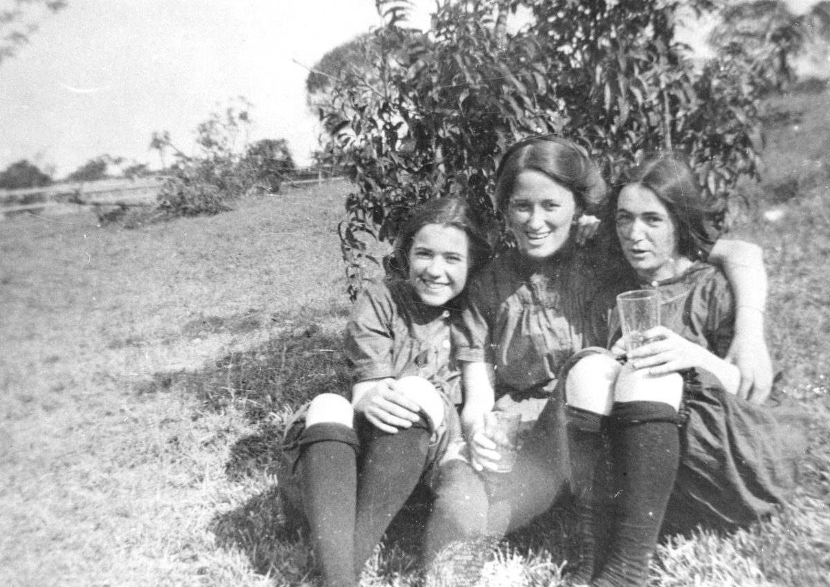 Brisbane Girls Grammar pupils relaxing, Brisbane, 1914, Spring Hill