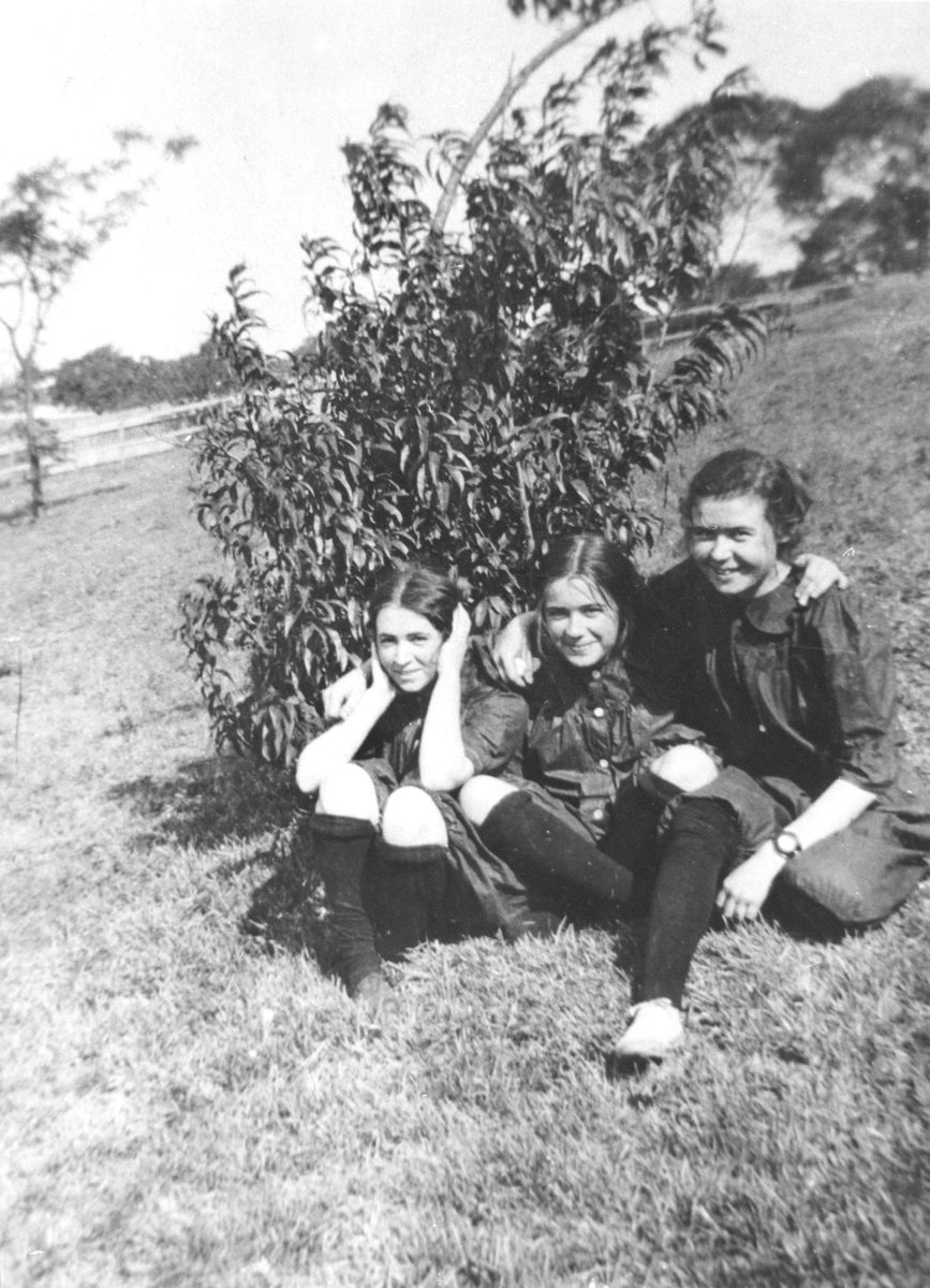 Brisbane Girls Grammar School students posing for a photograph, Brisbane, 1914, Spring Hill