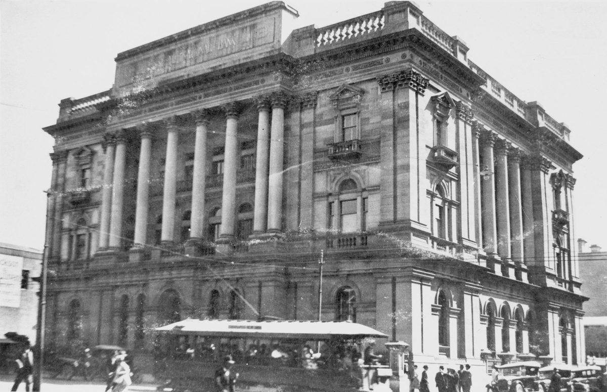 Busy street scene outside the Queensland National Bank, Brisbane, 1924