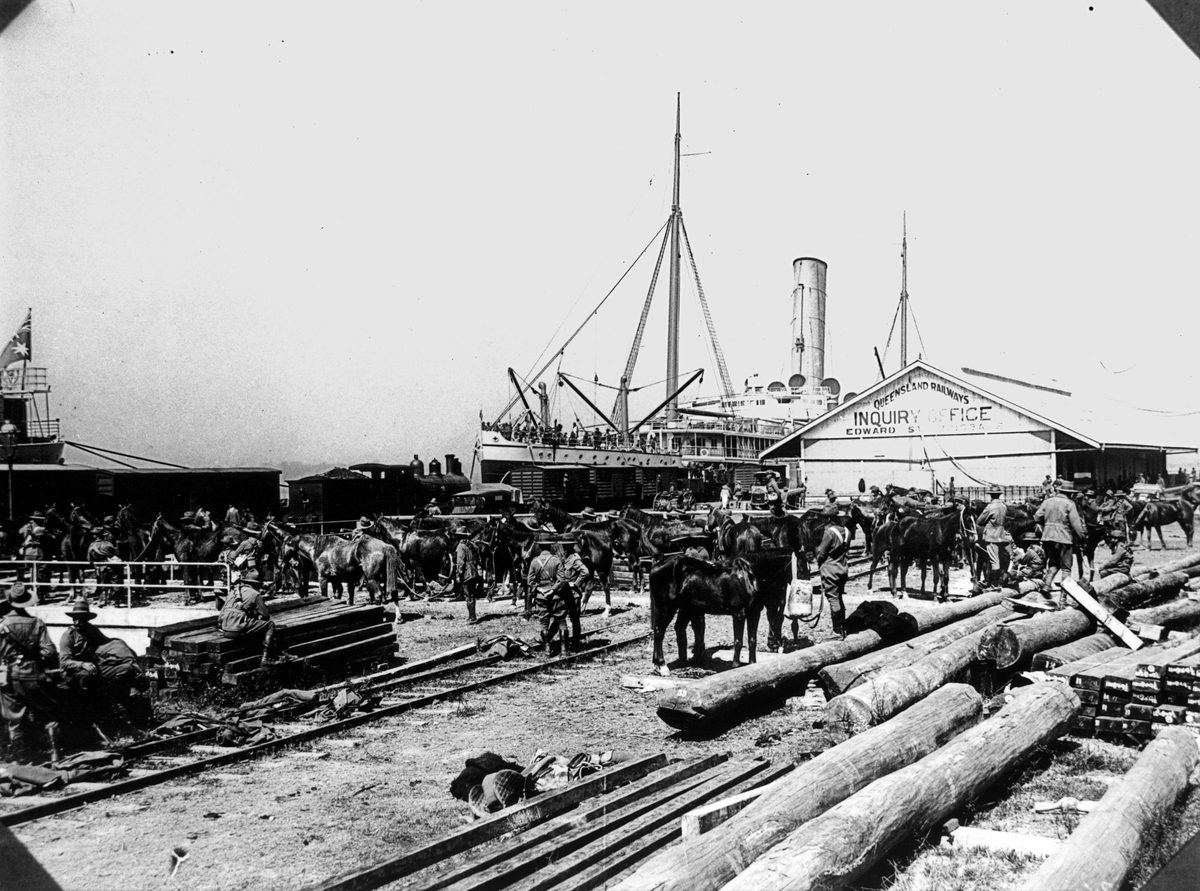 Soldiers waiting to board the Omrah (ship) at the Pinkenba Wharf, Brisbane, 1914