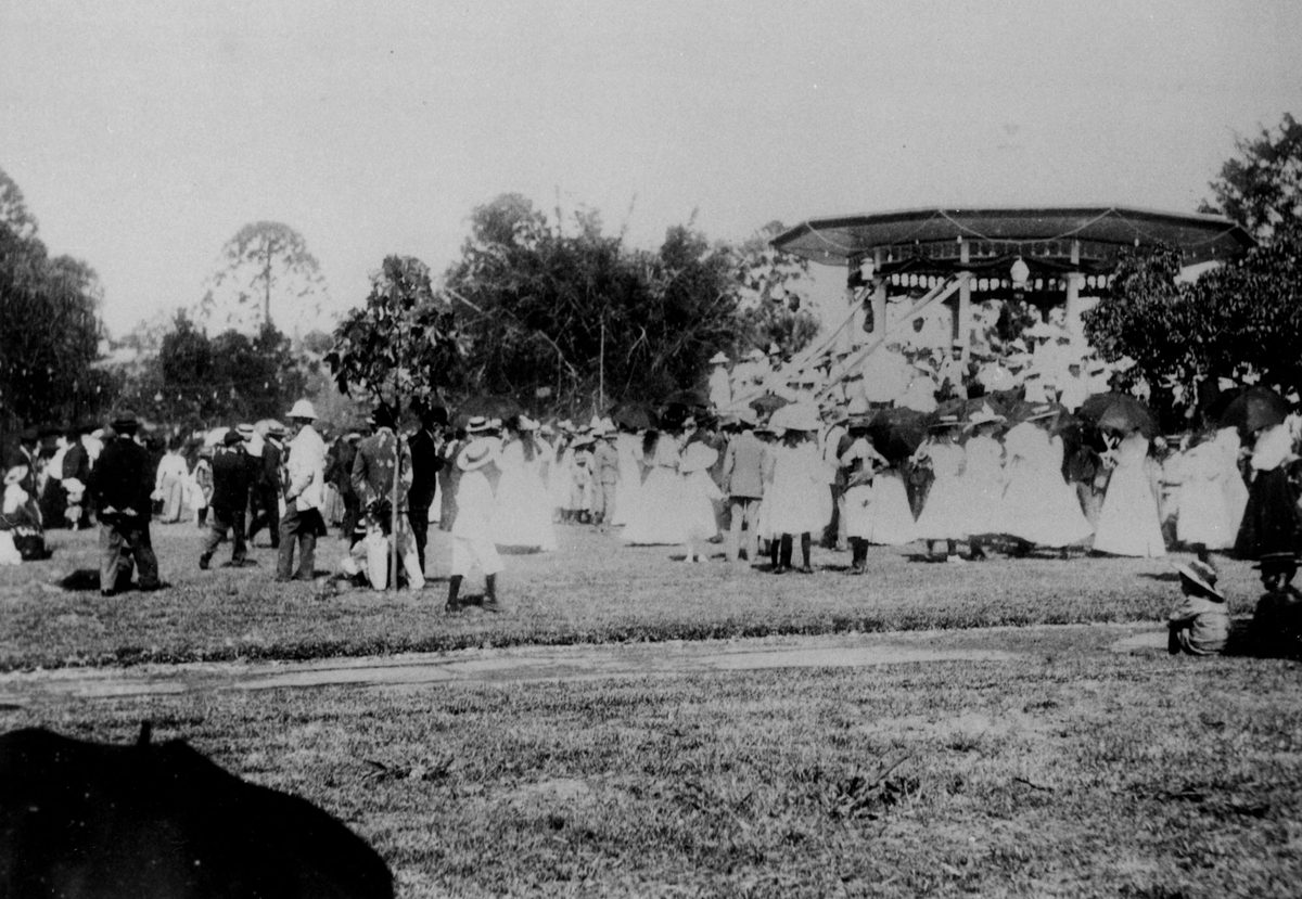 Federation Day crowd gathered around the bandstand at the City Botanic Gardens, Brisbane, 1901