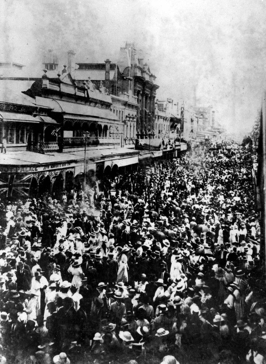 Large crowd in Queen Street, Brisbane, celebrating the end of World War One, Brisbane City (1918)