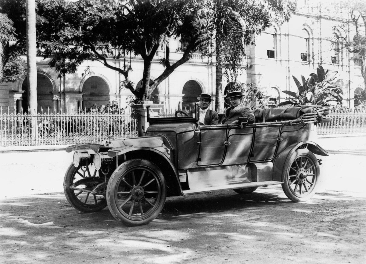 F. N. Tourer in Brisbane parked in front of Parliament House, 1912, Brisbane City