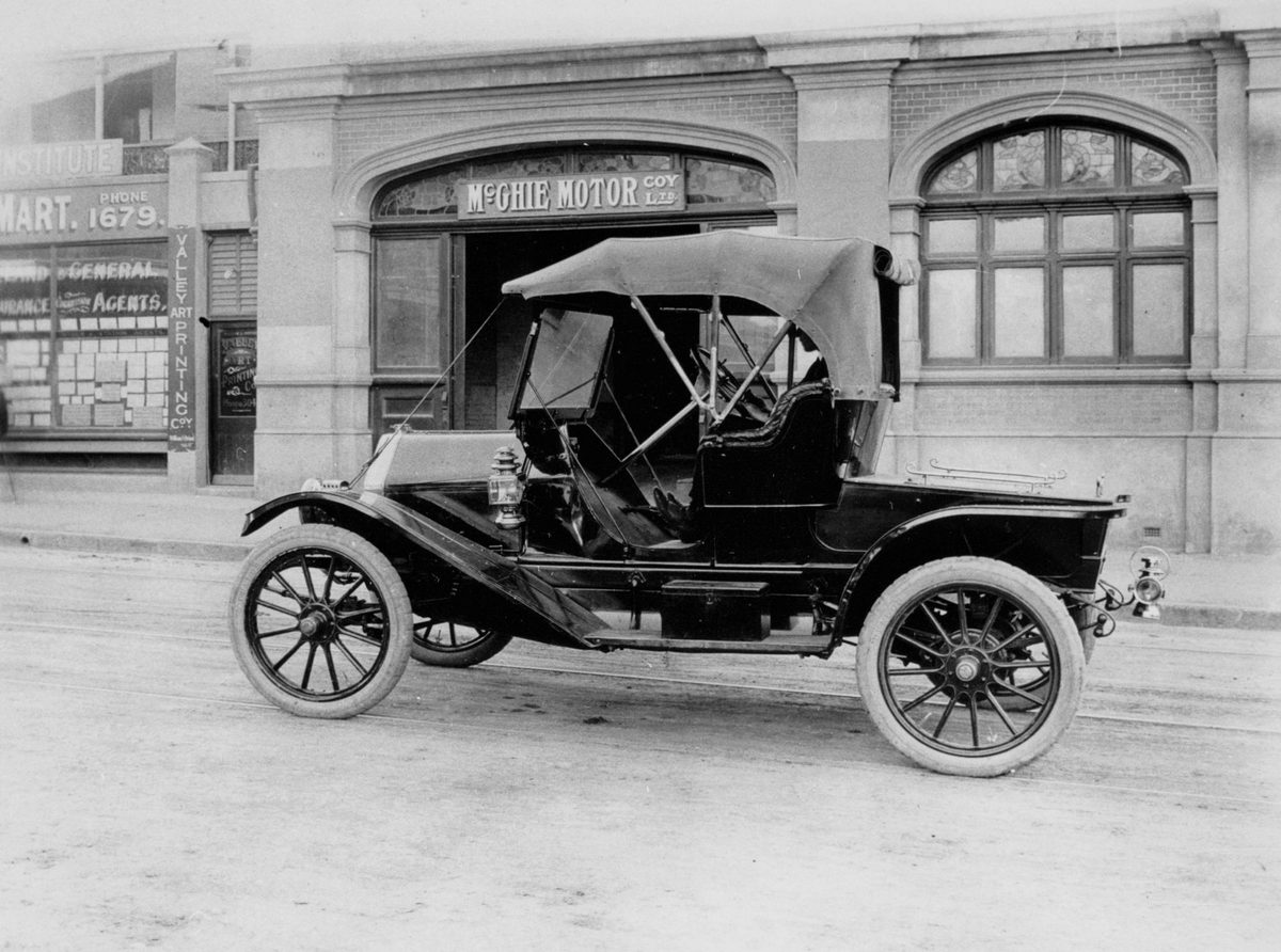 1912 Hupmobile 20 Runabout outside McGhie Motor Company, Brisbane, 1912