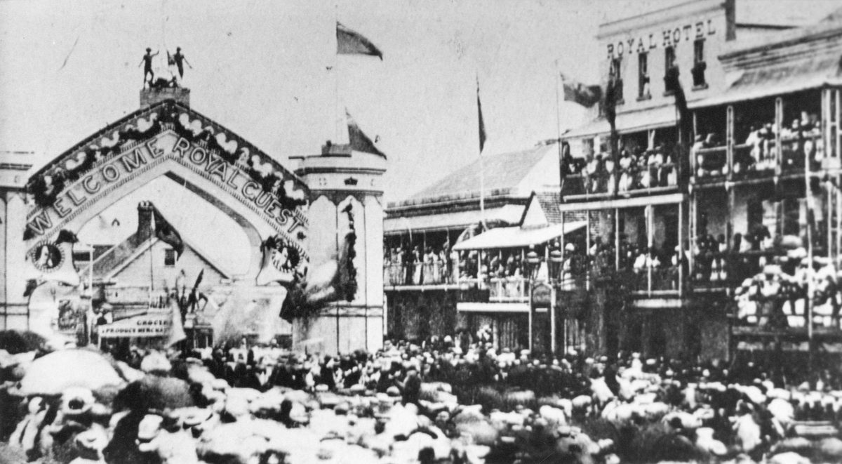Crowds welcoming the Duke of Edinburgh's Visit, Brisbane, 1868