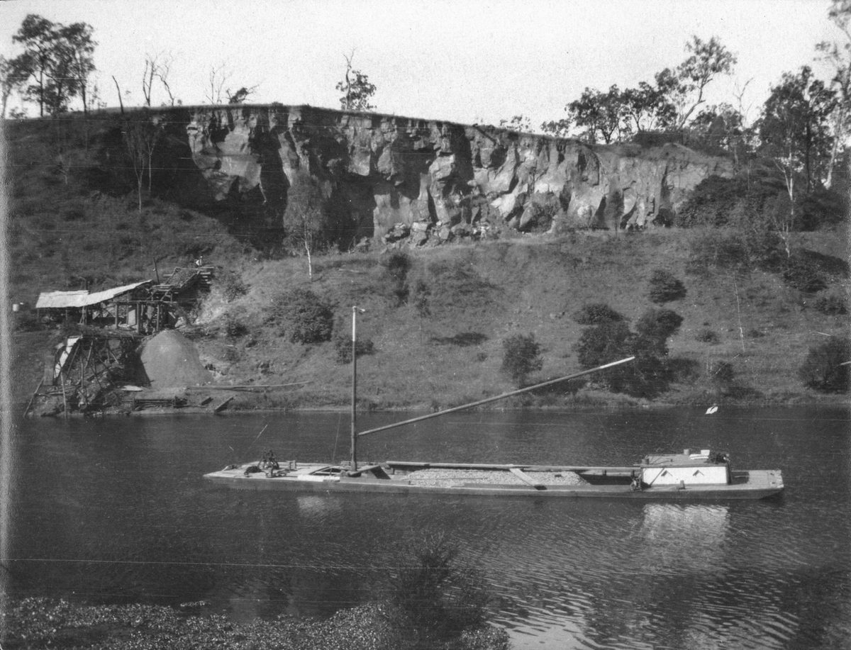 Unidentified barge on a stretch of the Brisbane River, 1914