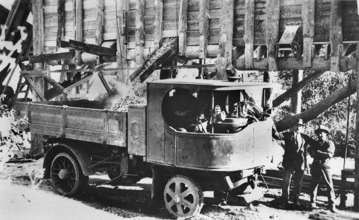 Brisbane City Council truck at the Ashgrove Quarry bins, 1923