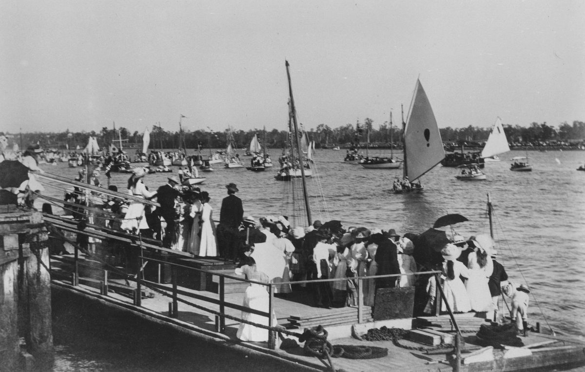Spectators on a jetty watching the Henley on Brisbane, 1909, Brisbane River