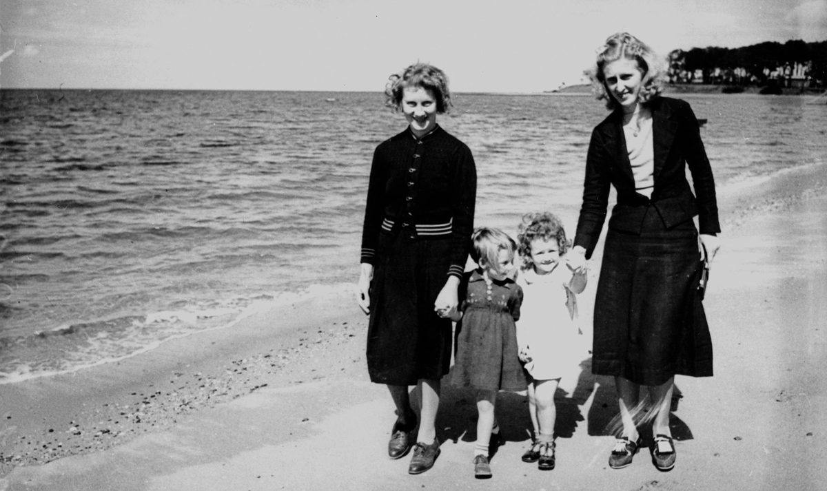 Evacuees from Hong Kong walking on the beach at Redcliffe, August 1940