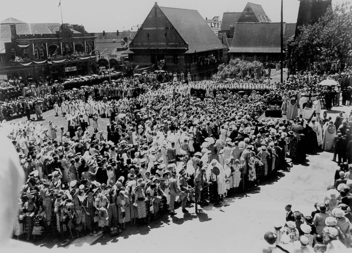 Crowds gather to see Queen Elizabeth II near St. John's Cathedral, Brisbane in 1954, Brisbane City