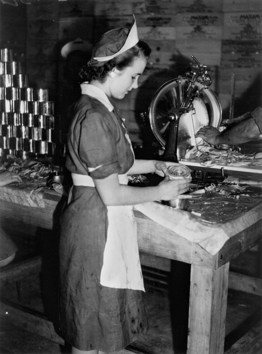 Packing bacon for the troops, Brisbane, July 1942