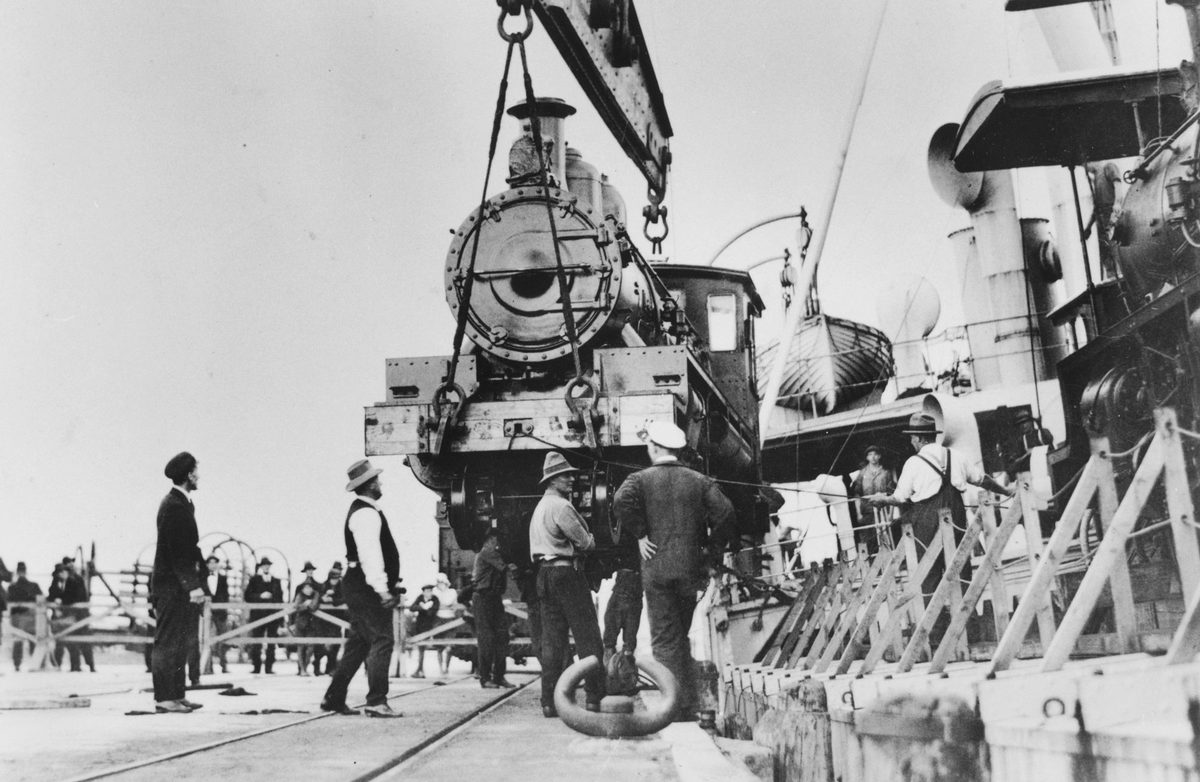 Unloading C17 Locomotives from M.S. Belray at Pinkenba Wharf, 1927