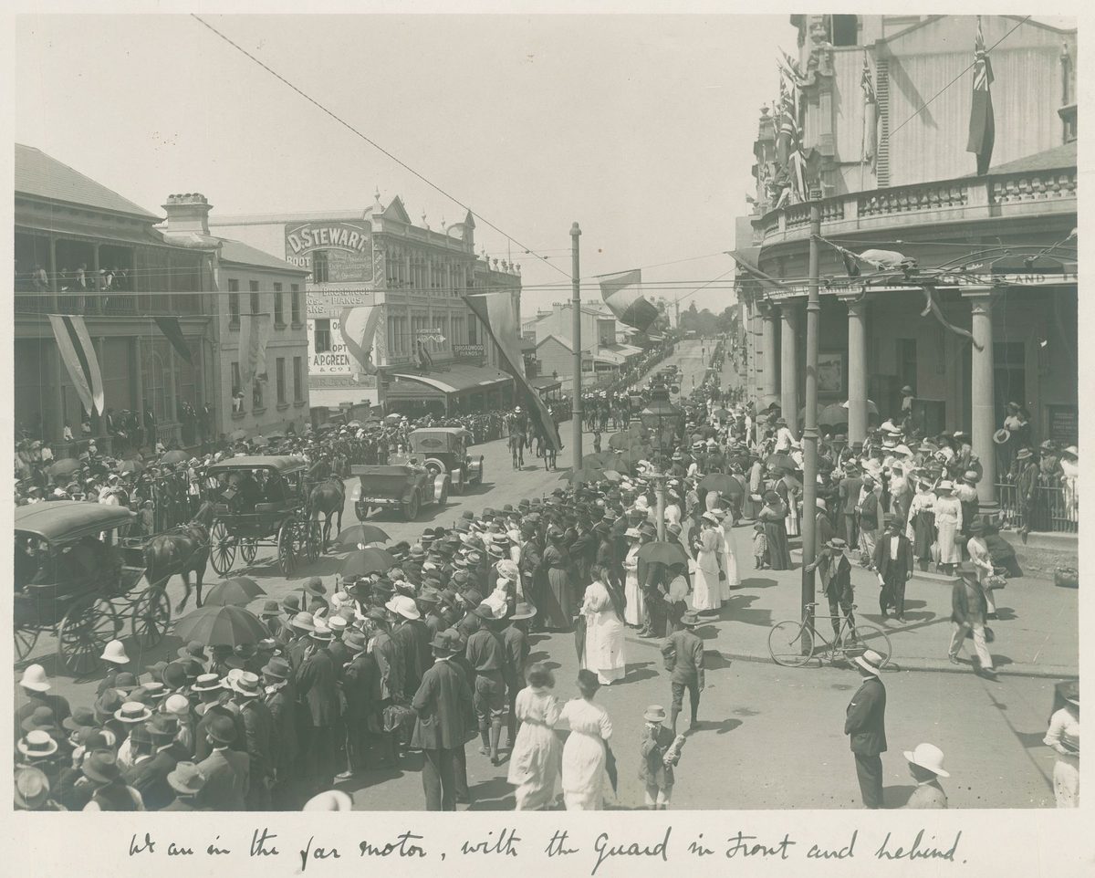 Crowd of people watch as Sir Hamilton and Lady Goold-Adams drive past on their way to Government House in Brisbane, 1915, Bardon