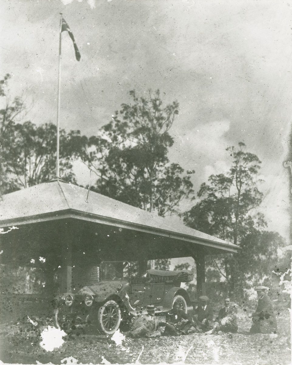 Group of men attending a car rally at Mount Gravatt, 1913
