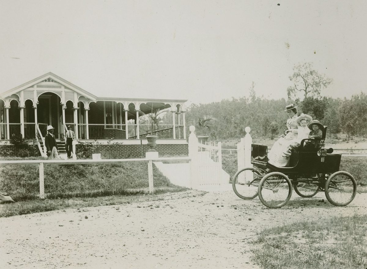 Locomobile at the front of the Trackson's home, Sedgley Grange, Newmarket (1900)