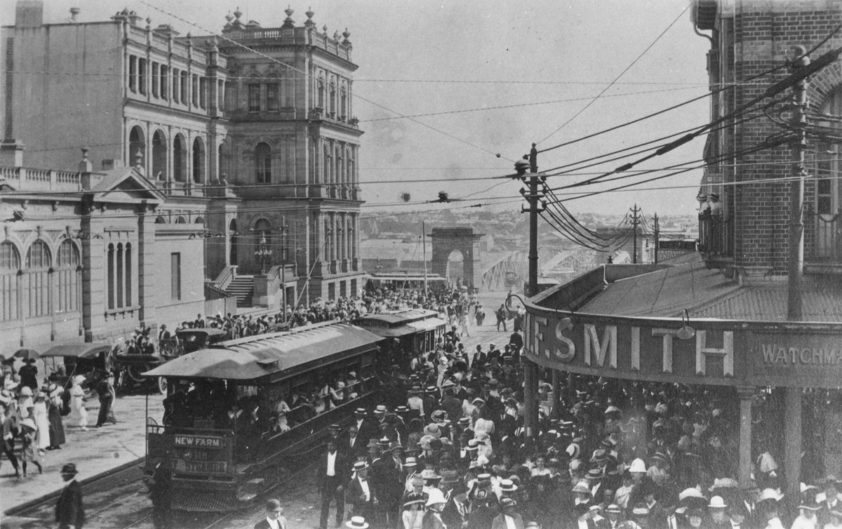 Throngs of people turn out in the streets of Brisbane to farewell the Queensland military contingent. 1914, Brisbane City