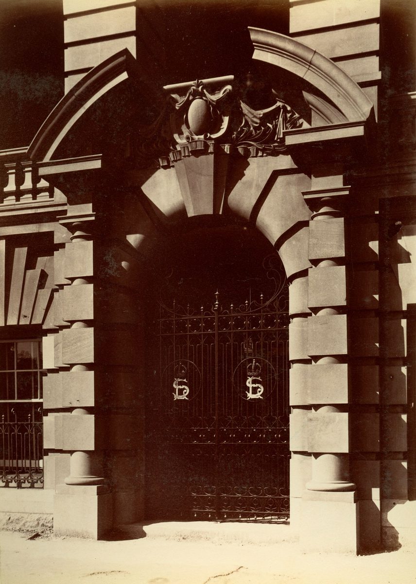 Imposing front archway of the new Lands & Survey Office, Brisbane (1906)