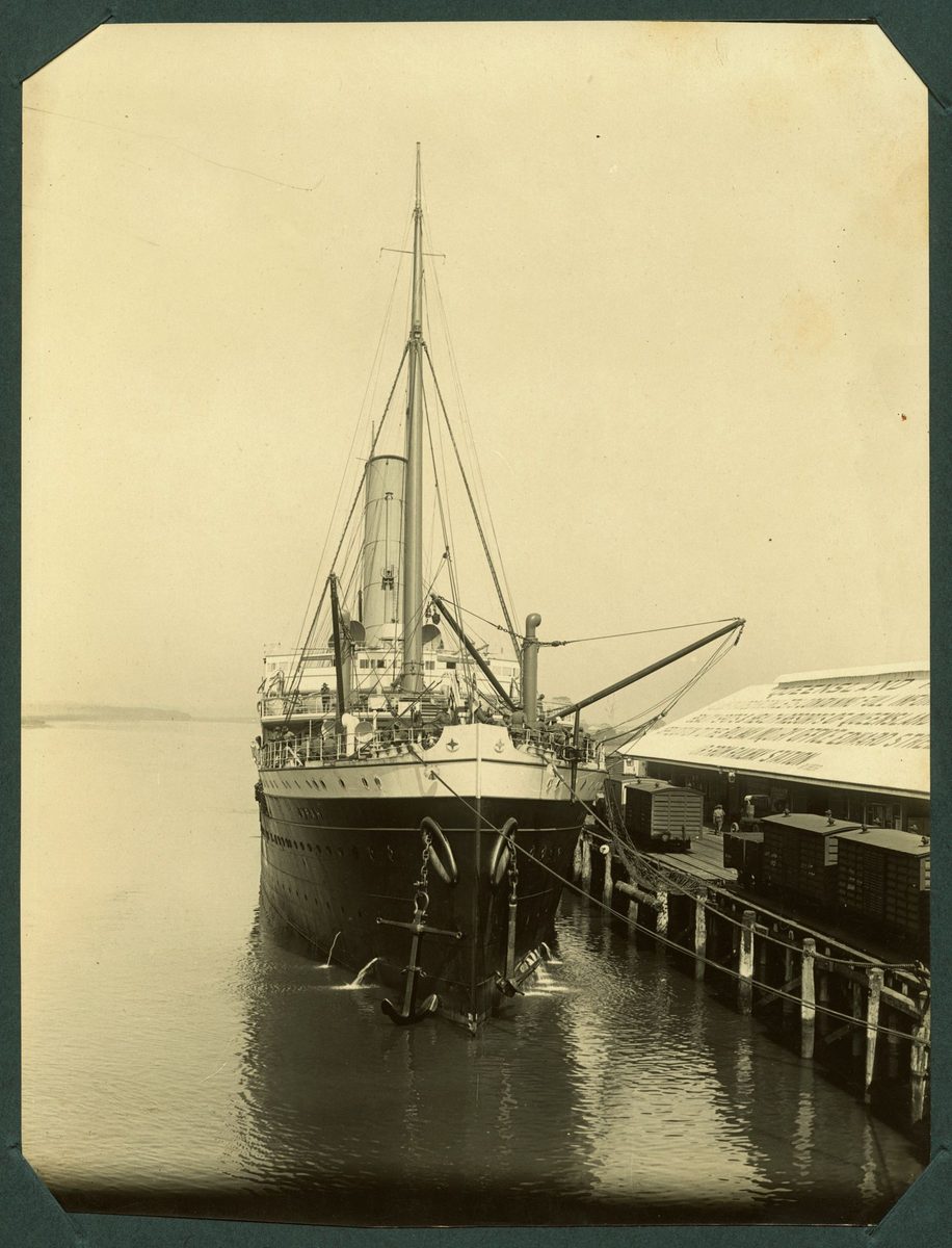 Unidentified ship at the Brisbane port, 1914