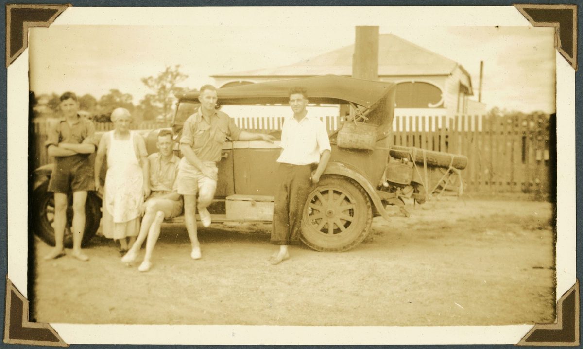 Mrs Fraser photographed with travellers, Ipswich, 1937