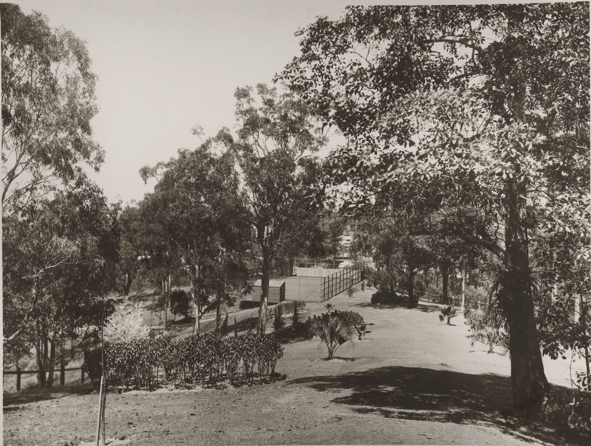 Looking towards the tennis court in the grounds of Government House, Brisbane, 1932, Paddington