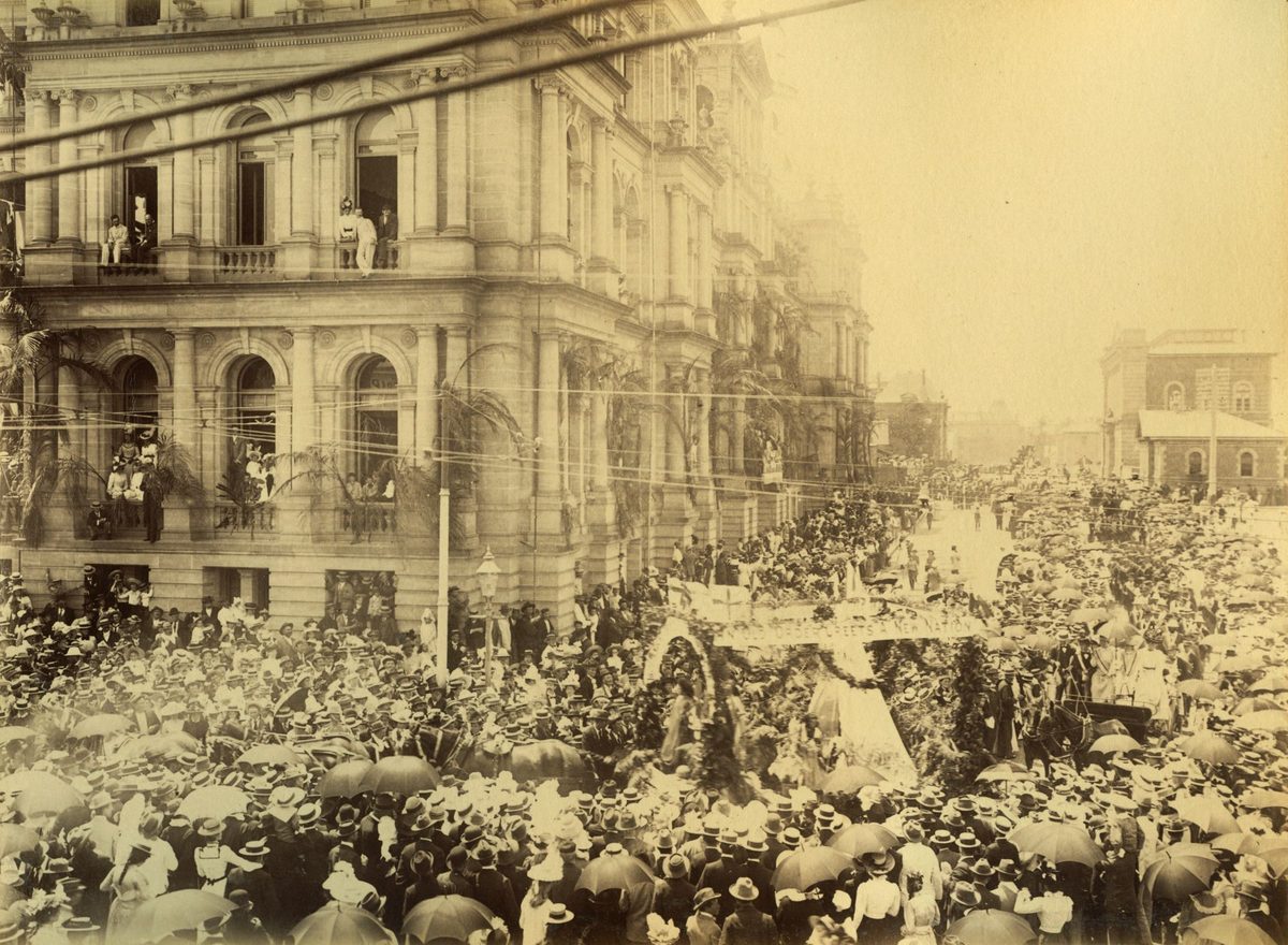 Floats passing by the Treasury Building during Commonwealth Day celebrations, Brisbane, 1901