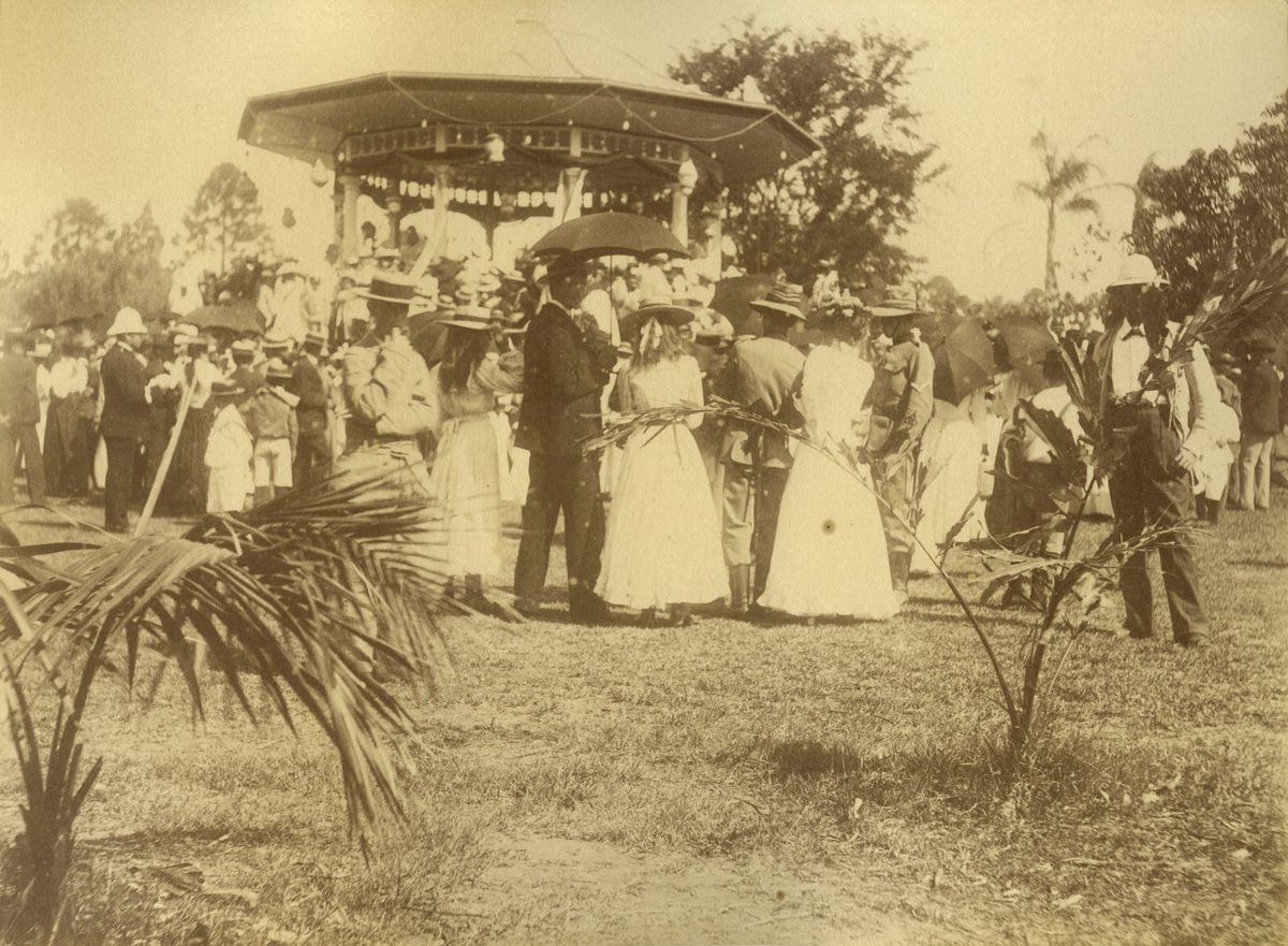Spectators gather around the bandstand in the Botanic Gardens, Brisbane, 1901
