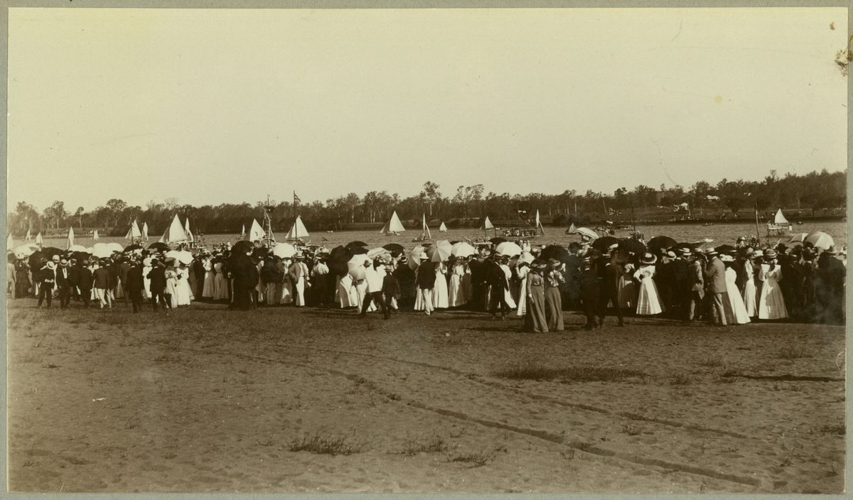Watching the yacht races on the Brisbane River, 1909