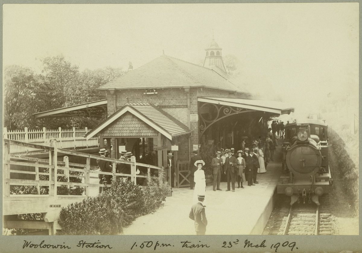 Train halted at the Wooloowin railway station, Brisbane, 1909